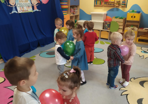 Taniec dzieci z balonami